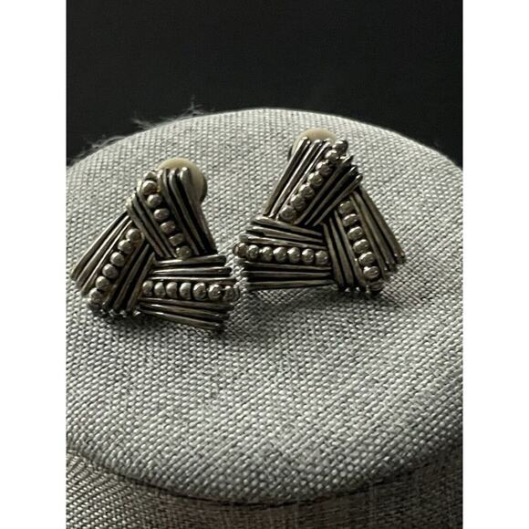 Vintage Silver Tone Triangle Clip On Earrings Chunky Capsule Career Workwear - Picture 1 of 5